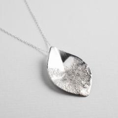 Ogrlica ASH LEAF sjajna mala