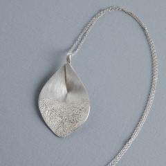 Ogrlica ASH LEAF mat srednja