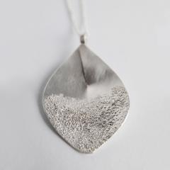 Ogrlica ASH LEAF mat srednja